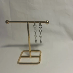 StilSthlm  - Super fina örhängen! Köp för 99kr/st Eller 185kr/paret. Modell 118. Smyckes ställningen finns även att köpa för 299kr! 