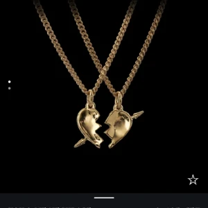 Maria nilsdotter - Säljer en del av ”you & me” necklace på bild nr 2! 🙌 Som ni ser på sista bilden medföljer box, kvitto och påse. Tyvärr har färgen bleknat lite men det går att guldplattera om på Maria Nilsdotter butiken, om så önskas ❤️ Pris diskuteras därför! 