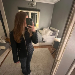 Jacka - Nu säljer jag min fina jacka då den inte komer till användning längre. Den är perfekt som en vår/höst jacka😇 Det står att den är i storlek M men den är mer som xs/s