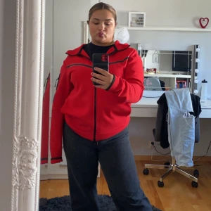 Nike fleece tech  - Röd Nike tech Korfus i storlek M. Inga skador eller fläckar. Köpt på JD sport för 1300kr💓 Priset går att förhandla om vid snabb affär💗 Hör av dig om du vill ha fler bilder! 