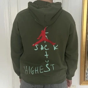 Travis Scott hoodie - Travis Scott hoodie i bra skick. Köpt för ca 2 år sedan. Nypris 4000+ kr. Säljer för 1500kr, väldigt bra pris. Priset kan även diskuteras. Köparen står för frakt.