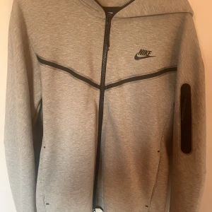 Nike tech fleece M - Helt oanvänd tech fleece då den va för stor för mig, pris kan diskuteras  