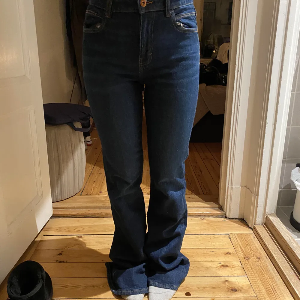 Zara jeans som är i bra skick. Jag säljer för att dom är för korta. Bilderna är på min vän som är 153❤️. Jeans & Byxor.