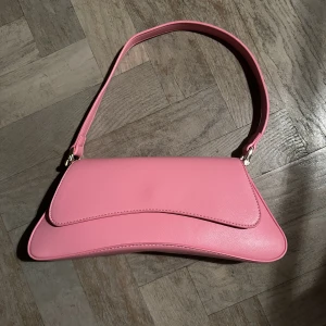 Rosa handväska  - Rosa väska från Gina Tricot använd 1 gång. 