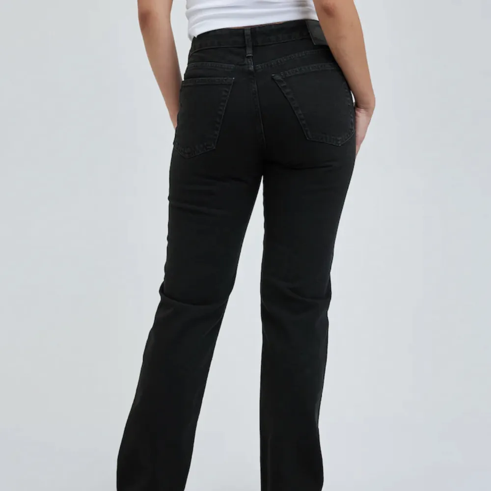 Svarta lågmidjade jeans i stl. 31-32 Helt nya! Kunde inte returnera pga borttagen prislapp. Köpt för 699kr . Jeans & Byxor.