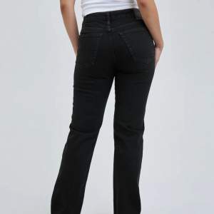 Svarta lågmidjade jeans i stl. 31-32 Helt nya! Kunde inte returnera pga borttagen prislapp. Köpt för 699kr 