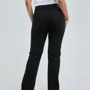 LOW STRAIGHT 990 JEANS - Svarta lågmidjade jeans i stl. 31-32 Helt nya! Kunde inte returnera pga borttagen prislapp. Köpt för 699kr 