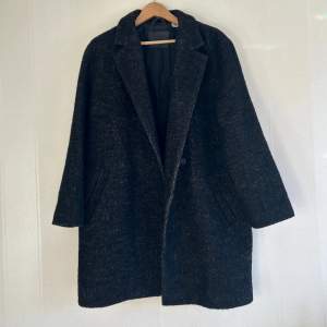 Super varm kappa i bra kvalité, perfekt basic kappa för vintern!🧥
