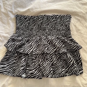 Lågmidjad kjol - Lågmidjad kjol från Gina Young. Helt ny aldrig använd 