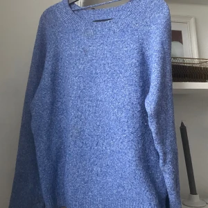 Vera moda stickad tröja - En blå stickad tröja från vera moda! Den klassiska vera moda tröjan med mysigt material och väl omhändertagen!  Original pris: 250kr