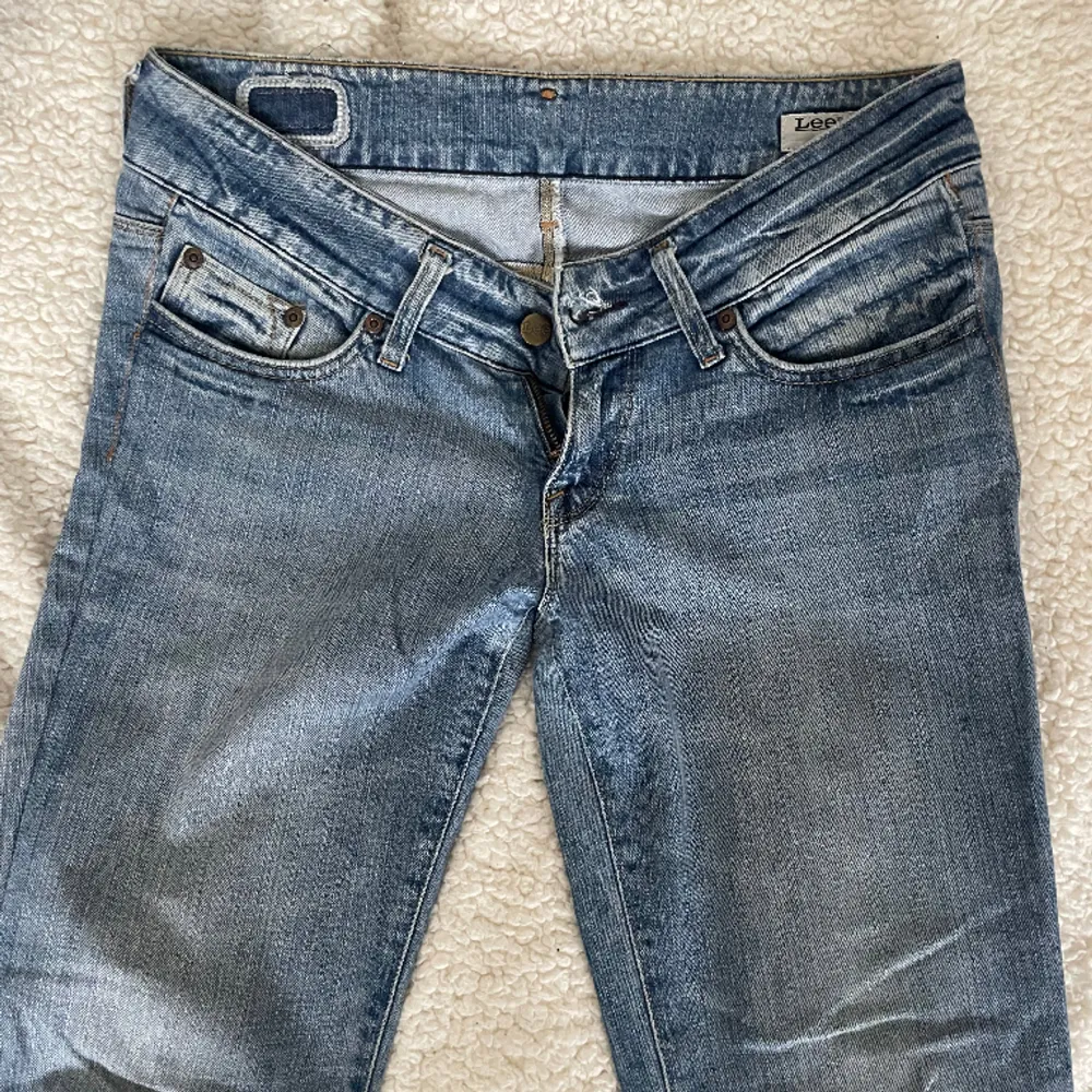 Ett par vintage Lee jeans köpta på Vinted. Modell Corall. Tyvärr för små på mig annars sjukt snygga. Lowwaist och bootcut. Ljus wash. Midja 40 och innerbenslängd 80. Jeans & Byxor.