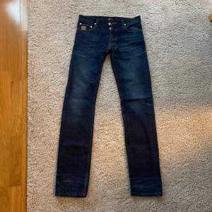 Lågmidjade mörkblå jeans i straight modell, W29 L34, bra skick☺️