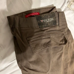 Gröna cargo byxor - Feta olivgröna cargobyxor från Guess. Storlek 31 nyskick. Passform straight/loose