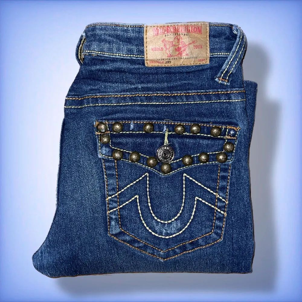 Ett par jätte fina lågmidjade, True religion Jeans, med en unik design☺️ (jeansen är smått uppsydda) hör av dig om du har fler frågor eller om du vill se defekter!☺️. Jeans & Byxor.