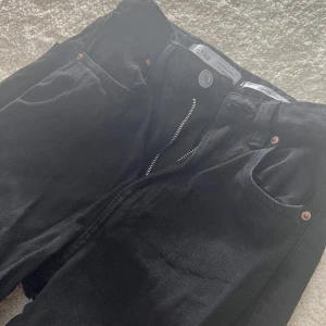 Svarta jeans från Berskha - Svarta wide leg jeans med hål vid knäna från Berskha. Använda en gång! Pris kan diskuteras och fler bilder kan skickas ☺️