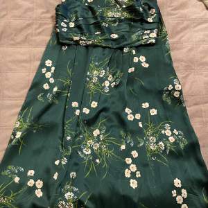Två delar, kjol och topp, i 100% silke från Reformation, storlek 36 (US 6). Använd en gång så i mycket fint skick. Originalpris 4950 kr.