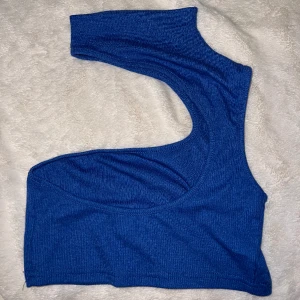 Blå snygg topp - Säljer denna toppen som är i en väldigt fin blå färg! Pris kan diskuteras! Aldrig använd! 😚🎀