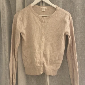 Beige kofta - Har en precis likadan då ja råkat köpa dubbletter så säljer denna