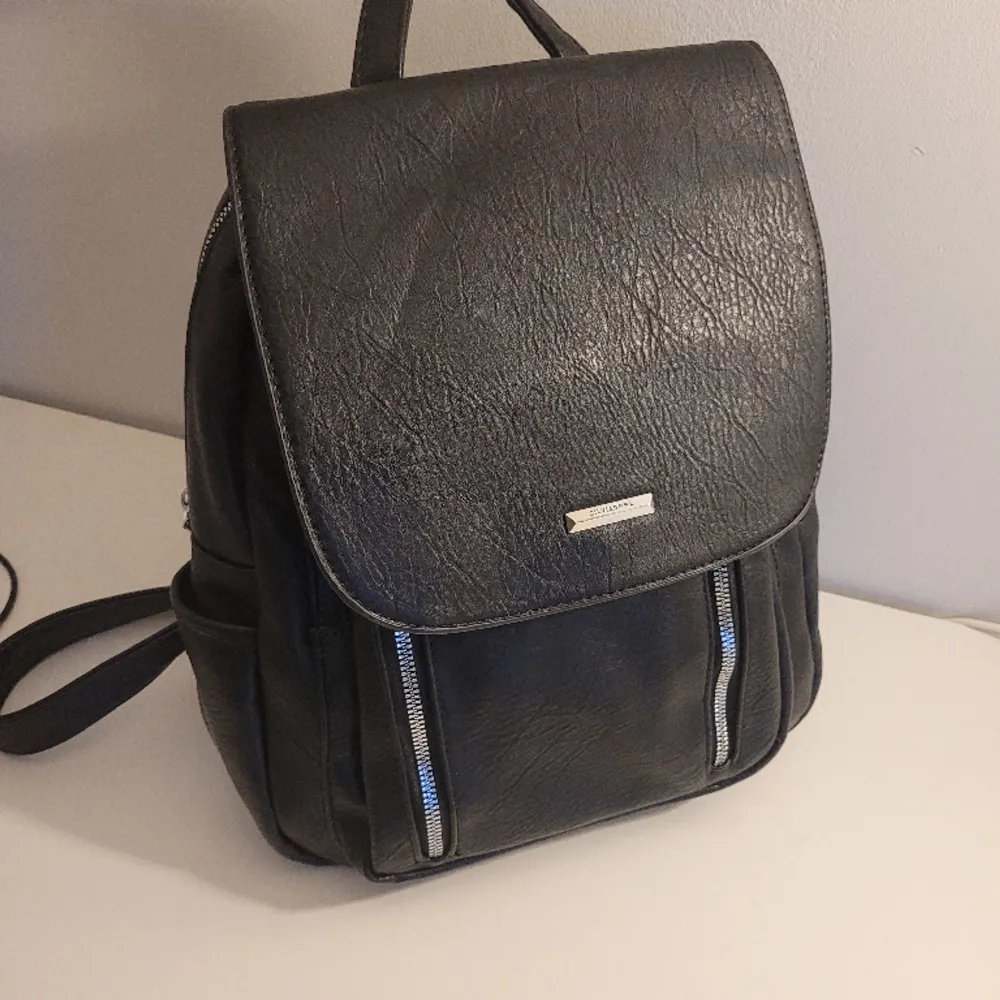 Helt ny ryggsäck svart 35 x28 cm . Accessoarer.