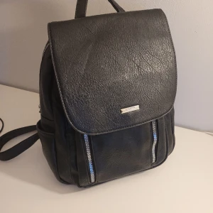 Helt ny ryggsäck svart  - Helt ny ryggsäck svart 35 x28 cm 