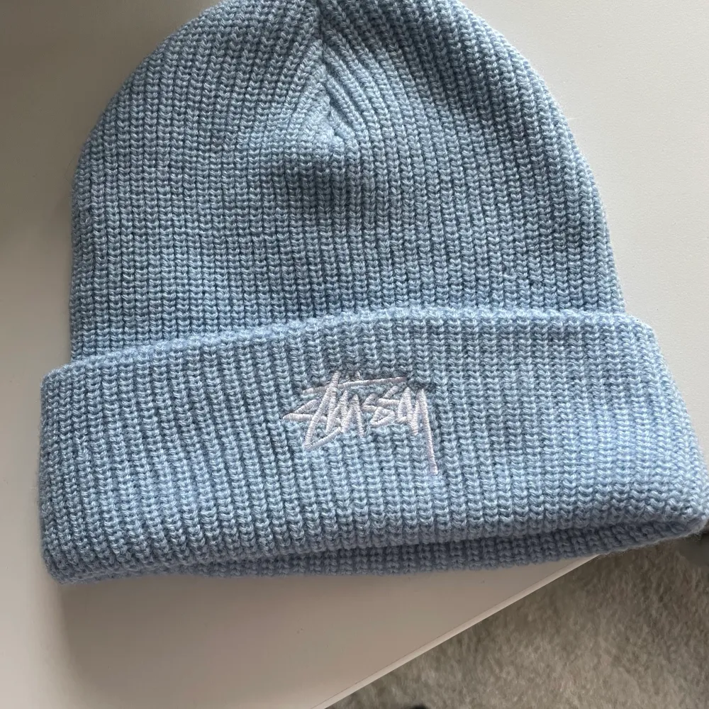 Säljer denna blåa stussy mössa i fantastiskt skick. Väldigt varm och gosig!. Accessoarer.