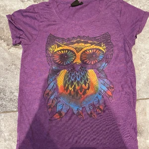 Tshirt 146/152 - Lila T-shirt med Uggla på. Säljer pga stor garderobrensning. Kika gärna på mina andra annonser, säljer mycket. Samfraktar gärna:)