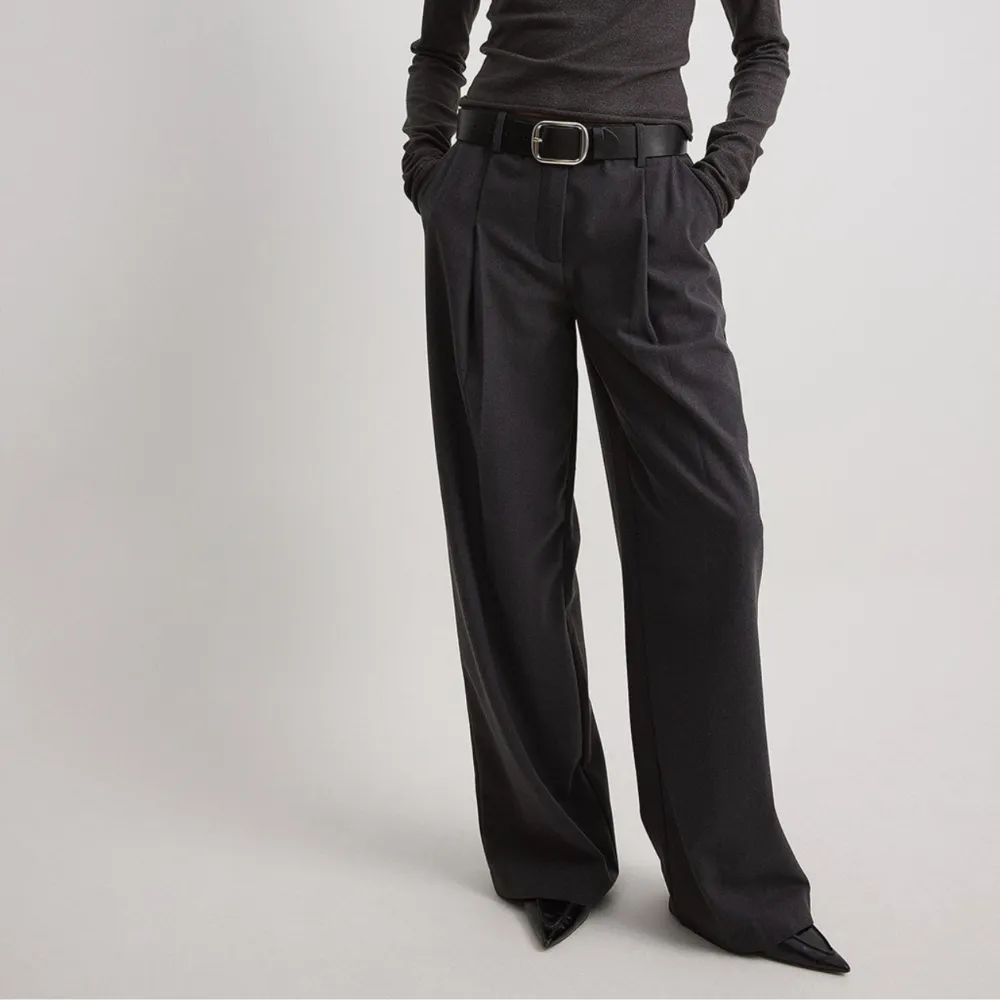 Superfina kostymbyxor (lågmidjade!) från NAKD x Claire Rose. Materialet är ull. Helt nya med prislapp kvar! Helt slutsålda på hemsida. Nypris: 599:-. Jeans & Byxor.