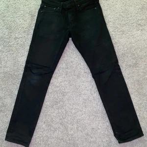 Jack and Jones Jeans Slim/Glenn - Hej, säljer mina Slim/Glenn jeans från Jack and Jones i svart färg. Köpta för 800. Kontakta för fler bilder, pris kan diskuteras.