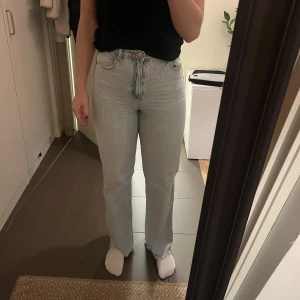 Högmidjade jeans från Ginatricot - Sparsamt använda. För tajta för mig som normalt har strl 40  Jag är 178cm, långa i benen