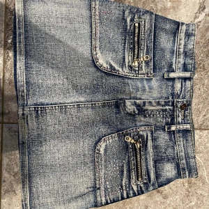 Jeanskjol xs - Oanvänd jeanskjol i xs. Väldig fin!! Använd bara en gång, ny!! Säljer pga stor garderobrensning. Kika gärna på mina andra annonser, säljer mycket. Samfraktar gärna:) 