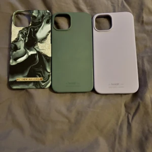 iPhone 13 mobil skal  - Det är 2 Hold it skal och ett ideal of Sweden  Hold it skalen är lite sönder på kanterna men inte värst mycket 50kr/st