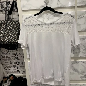 Vit t-Shirt  - Vit t-Shirt storlek S och i nyskick! Kommer inte ihåg vart jag köpt den och ingen lapp kvar, 50kr + frakt.