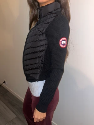 Canadagoos jacka/väst - Säljer min candagoos jacka/väst. Då jag bara använt den några få gånger sedan köpt. Köpte den för 6000 kr år 2019, och säljer den nu för 5000 kr