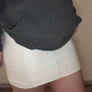 Vitt kjol! 💕 - En vitt kjol som har en ring vid magen och som är i bra skick  aldrig använd ! 🫶🏻