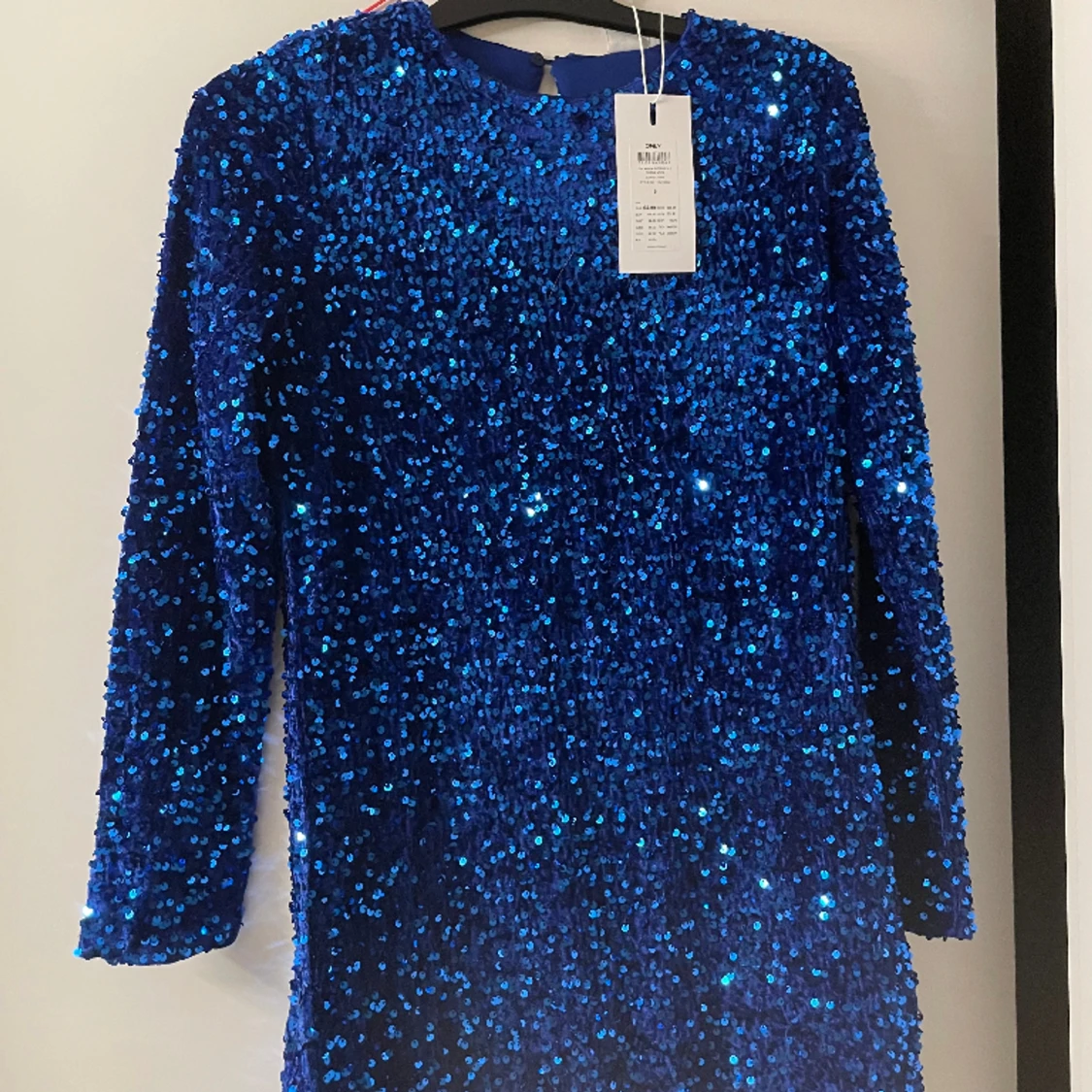 Blå glittrig klänning