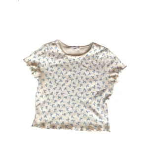 supersöt mini tee - Thriftad, söt och croppad mini tee i stretchigt material. En liten fläck på framsidan, knappt synlig, och lite missfärgad under armarna. 