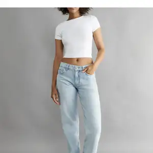 Säljer knappt använda low waist straight jeans i storlek 36 från Gina Tricot