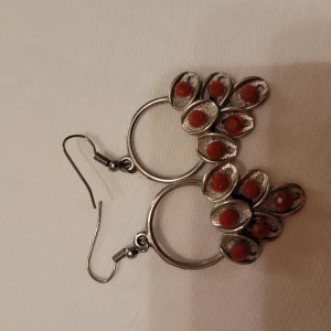 Örhängen  - Silverpläterade örhängen med röda stenar