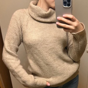 Wool sweater beige - Wool beige sweater in a good condition size s (will fit for s-m)