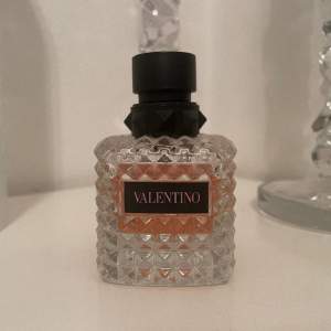 Säljer min Valentino perfym ”Donna born in roma- eau de parfum” 50ml (!!) Endast testad 4 gånger🌷🤌🏻🌸💕