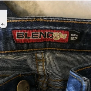 Söta jeans - Jätte söta jeans som tyvärr inte satt som jag ville kom priv för mått och om du har någon fråga❤️(har inga bilder me dem på)