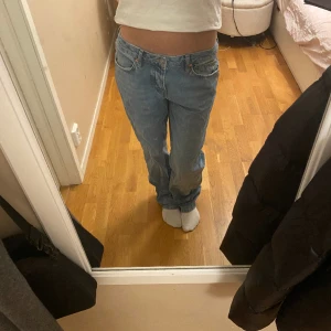 Jeans - Säljer den här ljusblå jätte fina lågmidjade jeansen 💕💕