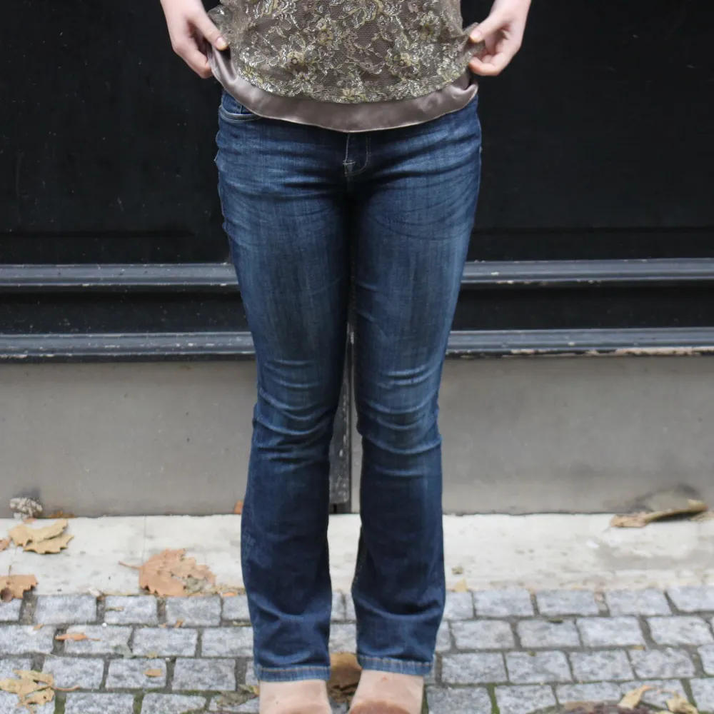 Beställningar görs via vår hemsida: thrifteddesign.one.   Ett par lågmidjade mörblåa bootcut jeans.. Jeans & Byxor.