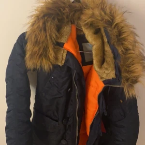 AlphaIndustries Jacka 💙 - Äkta alpha industry jacka köpt för ca 4000kr men säljer för 1500 då den aldrig kommer till användning. Inga defekter och är i nyskick. Perfekt för vintern och håller värmen bra