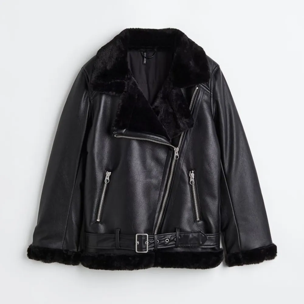 Bikerjacka från H&M säljes, använd 2 ggr så i helt perfekt skick :). Takit.