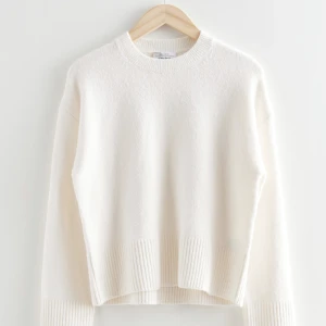 Stickad tröja - Superfin stickad tröja från & other stories🥰Kommer inte till användning och vill därför sälja den vidare. Frakt ingår inte. Nypris: 450kr⭐️