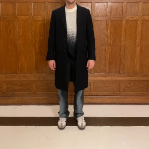 Acne ullrock - Acne ullrock. Mörkblå. Använd men i bra skick. Storlek 46 (S/M)  Measurements: Length: 111 cm Shoulder width: 45 cm Sleeve length: 64  Model on photos is 180 cm 