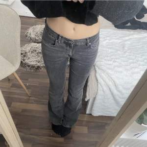 Grå/svarta snygga lågmidjade bootcut jeans ifrån GinaTricot i storlek 36 🖤🩶