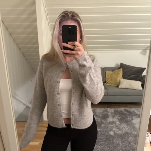 Kofta - Super fin kofta från Gina som är helt slutsåld, jag har storlek M på denna kofta men brukar ha S på allt annat🤍säljer då den inte då den inte är min stil, den är även helt oanvänd!🤍✨