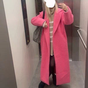 Säljer min fina kapp från NA-KD - Säljer min fina rosa kappa från NA-KD som är från Hanna schöbergs kollektion. Första bilden visar den riktiga färgen på den! Kappan är i storlek 36💓💓